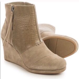 ☀️SALE☀️ Toms Desert Suede Croc Embossed Suede Wedge Ankle Bootie Size: 8
